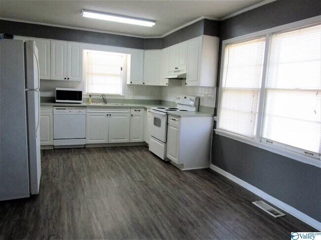 Building Photo - 4004 Cloverdale Dr NW