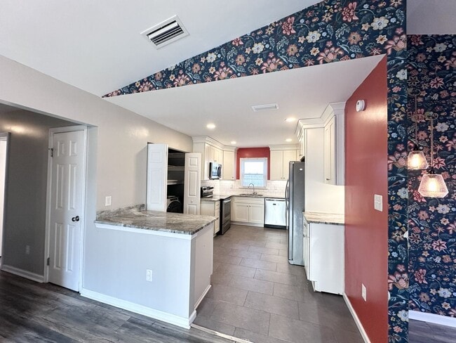 Building Photo - Eclectic & Charming Updated Ranch