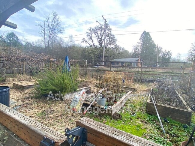 Building Photo - 1720 SW Brooklane Dr