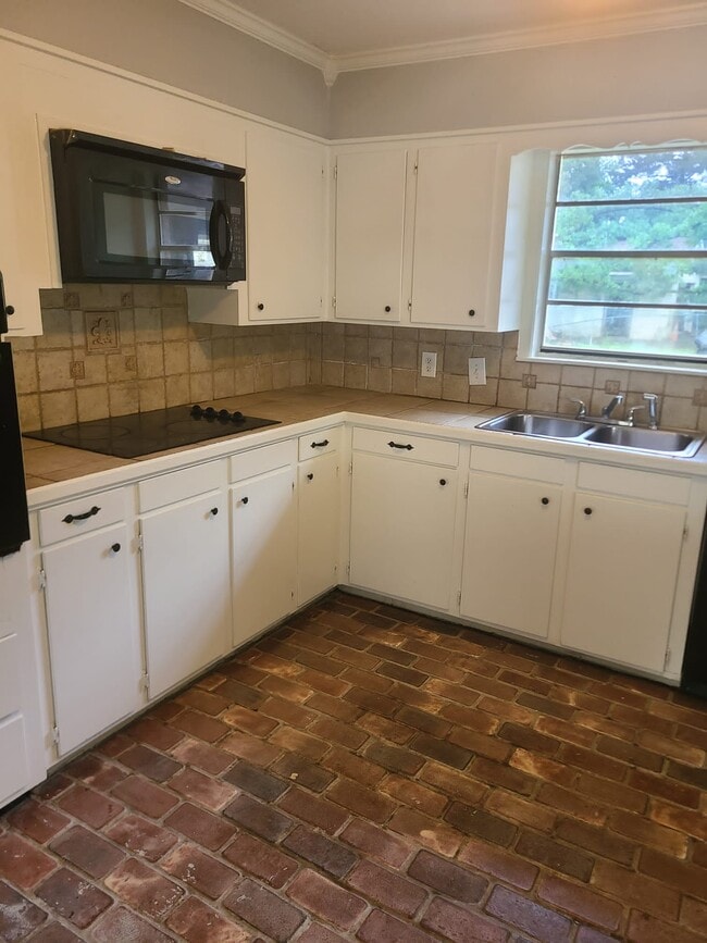 Building Photo - 3218 Seminole Dr