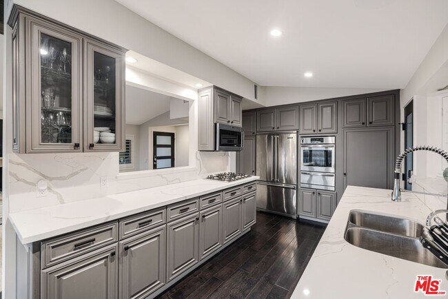 Building Photo - 16725 Oak View Dr