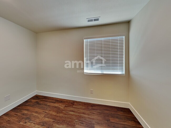 Building Photo - 1022 N Rivermist Pl