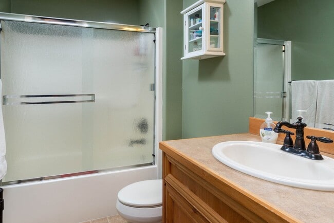 Building Photo - Beautiful Awbrey Butte ADU cottage w attac...