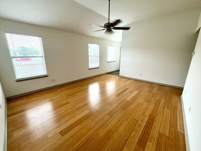 Building Photo - 4Bed/2Bath House w/ detached 2 car garage