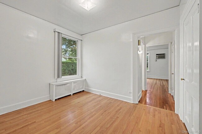 Building Photo - 242 Mayflower Ave