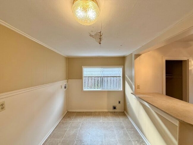 Building Photo - Tour Today! 2 Bedroom, 1 Bath Home
