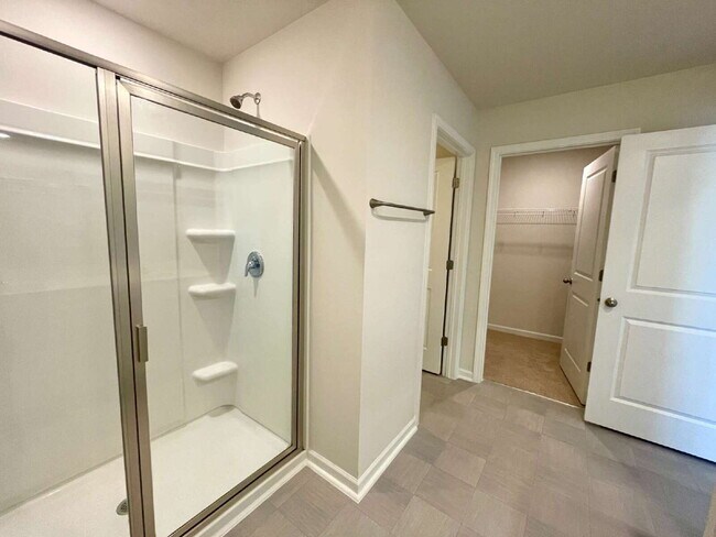 Building Photo - Spacious 5-Bedroom Haven With 3 Full Baths...