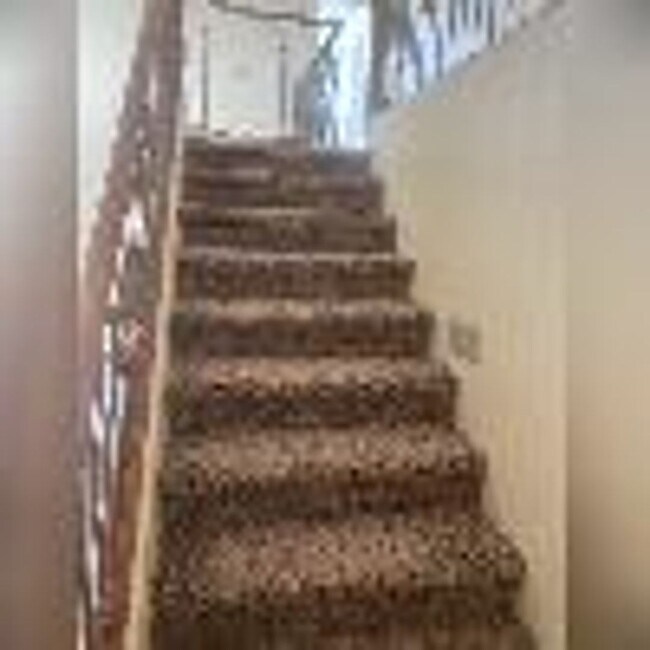 Building Photo - 4 Bedroom, 2 1/2 Bath Available Now!