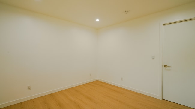 Building Photo - 130 W 59th Pl