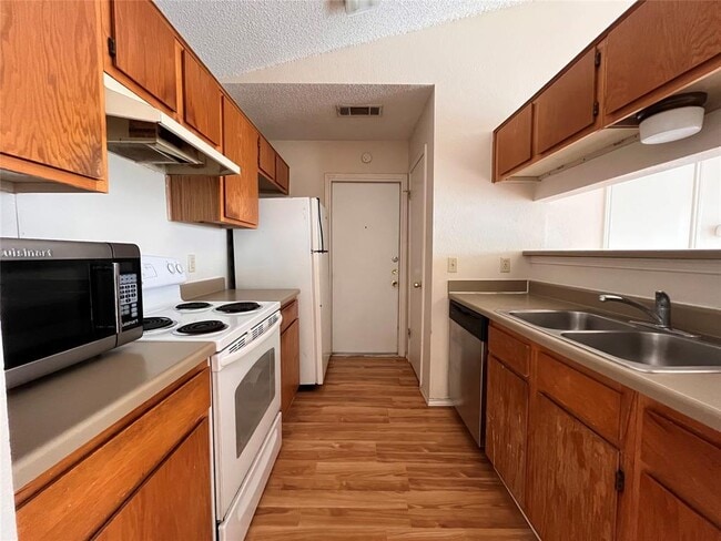 Building Photo - 433 Sailmaster St