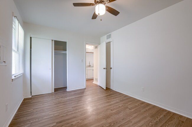 Building Photo - 15216 Bellaire Ave