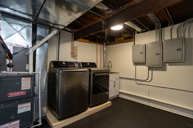 Building Photo - 3111 N Oakley Ave