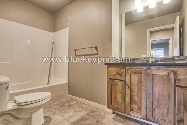 Building Photo - 3 Bed, 2.5 Bath Townhome in Orchards by Pr...