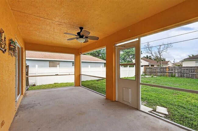 Building Photo - 497 SW Lacroix Ave