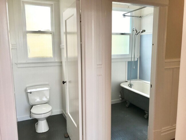 Building Photo - Top Floor Huge 4BR Flat, In Unit Laundry i...