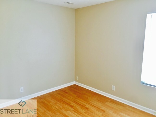 Building Photo - $500 off first month's rent!