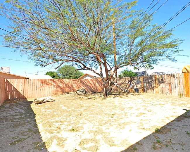 Building Photo - Cozy Indio 2 Bedroom