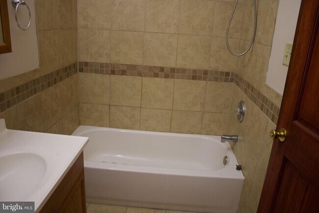 Building Photo - 209 W Chestnut St