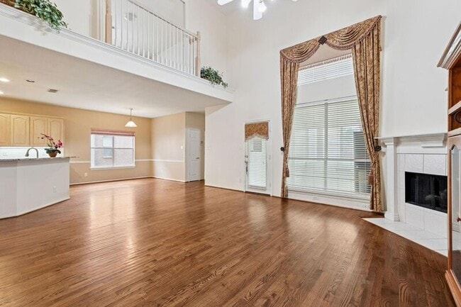 Building Photo - 2036 Camelot Dr