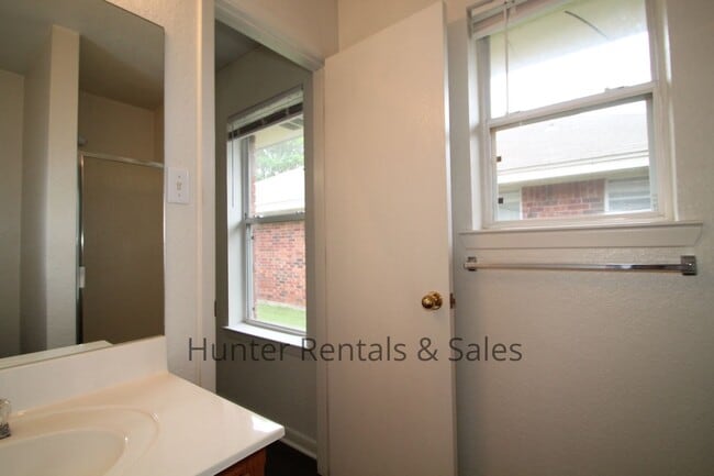 Building Photo - Heights Duplex!