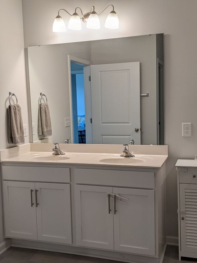 Building Photo - Spacious 4BR Home in Cul-de-Sac with 2-Car...