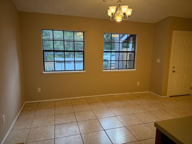 Building Photo - 2/ in Green Leaf