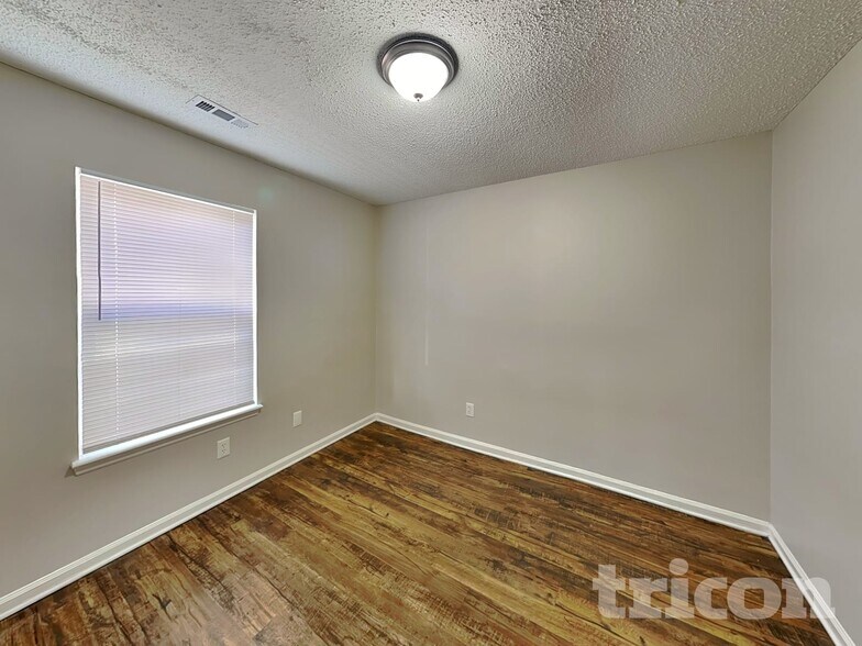 Building Photo - 2916 Vestal Pl