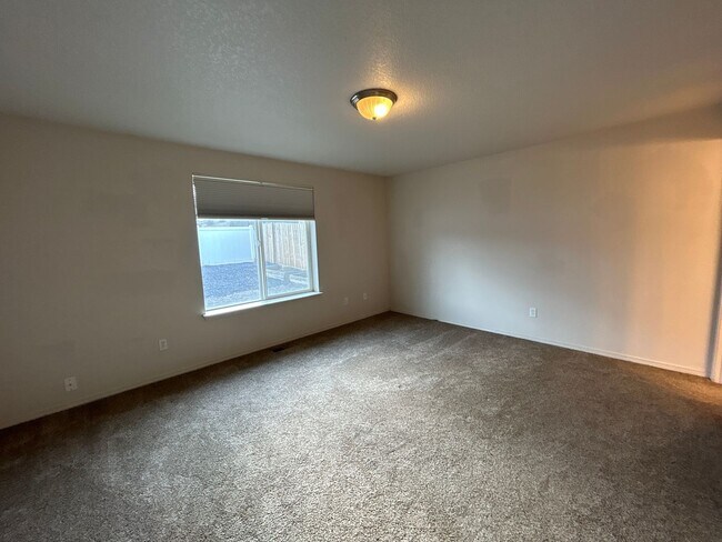 Building Photo - 3 Bedroom / 2 Bathroom Home in SE Madras