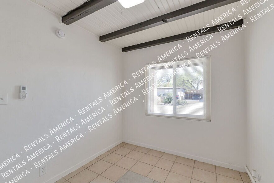 Building Photo - 3050 N Sparkman Blvd