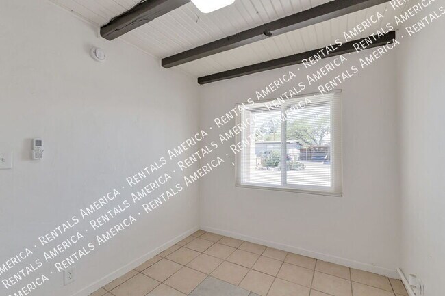 Building Photo - 3050 N Sparkman Blvd