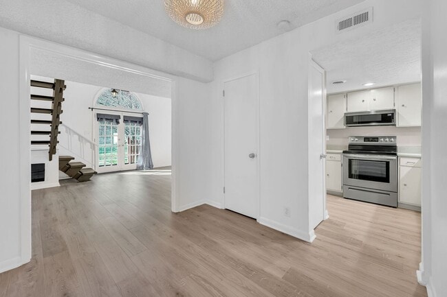 Building Photo - Great corner studio location in Belle Forest.