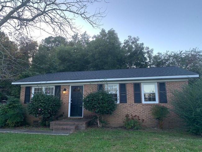 Building Photo - Pretty Renovated Rent Ready Ranch Near I-4...