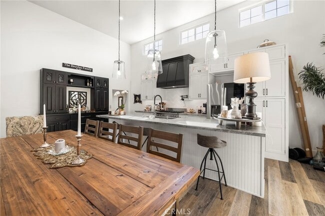 Building Photo - 1720 Vista Del Lago