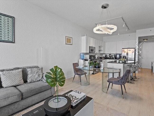 Building Photo - 150 E Robinson St