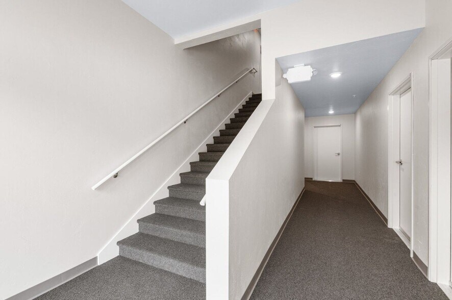 Building Photo - 352 Deschane Ave