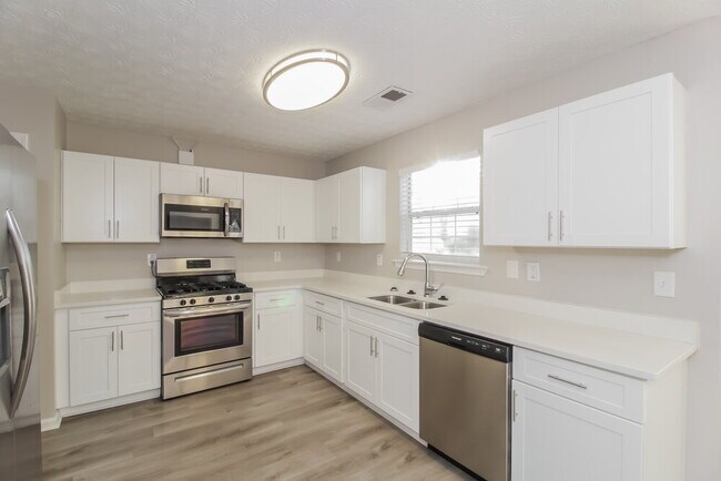 Building Photo - 550 Gardinia Dr