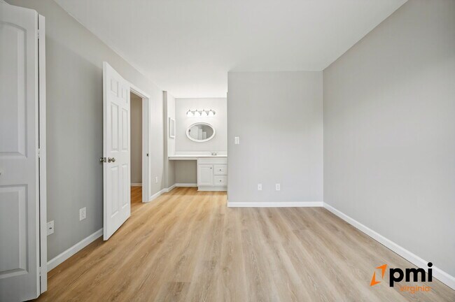 Building Photo - 2 Bed 2.5 Bath renovated townhome Virginia Beach