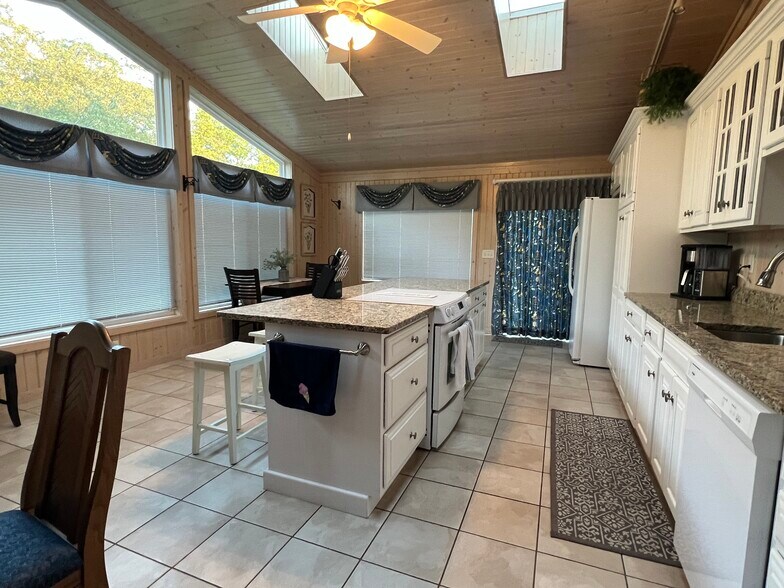 Building Photo - 1200 36th Ave