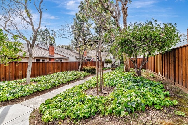 Building Photo - 2 bedroom, 2 bath townhome in the Northpoint HOA!