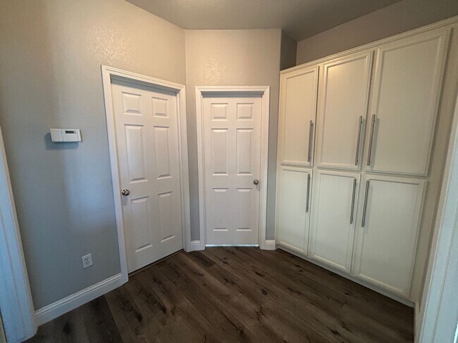 Building Photo - 3052 Red Oak Ct