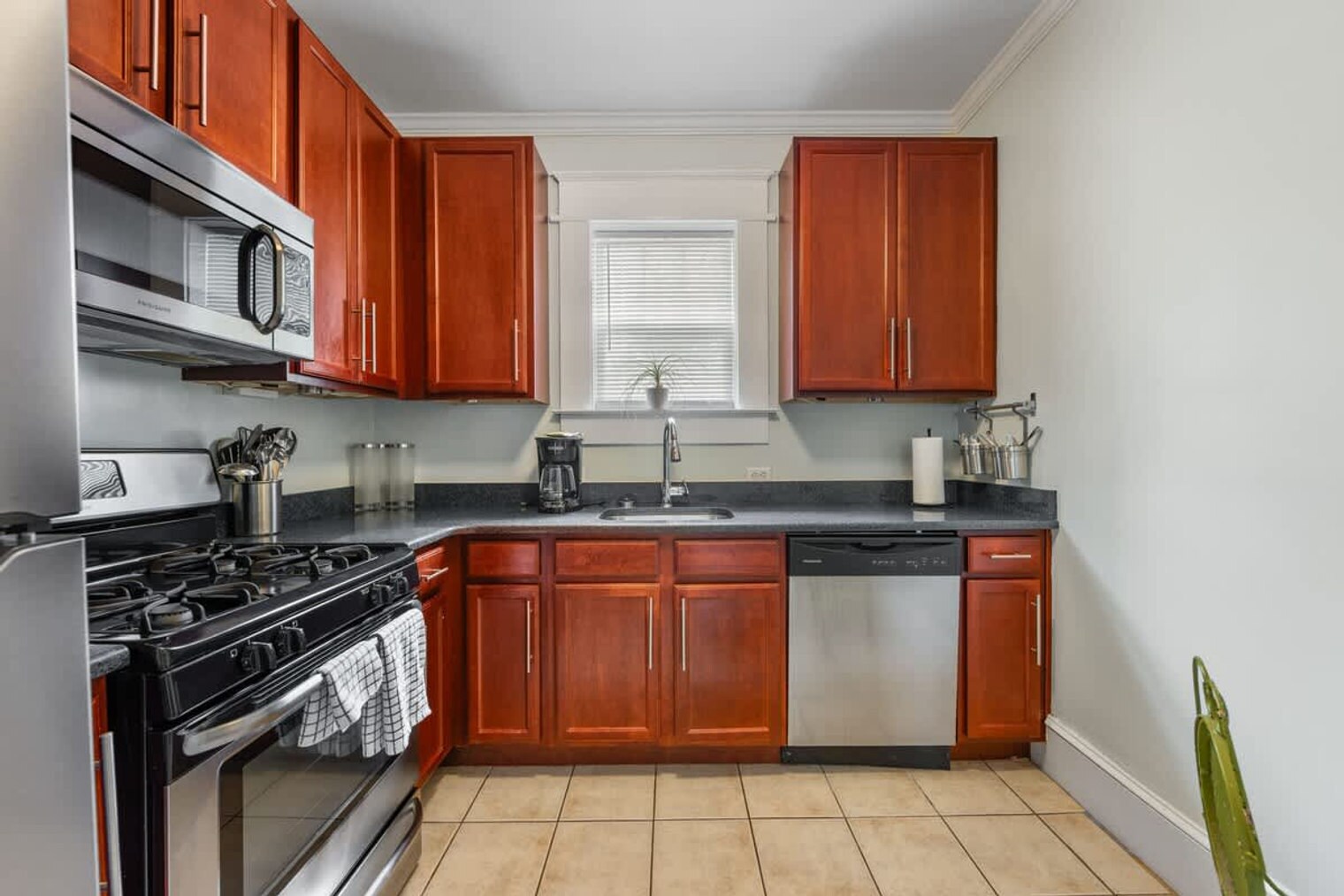 Building Photo - 800 Magnolia Ave