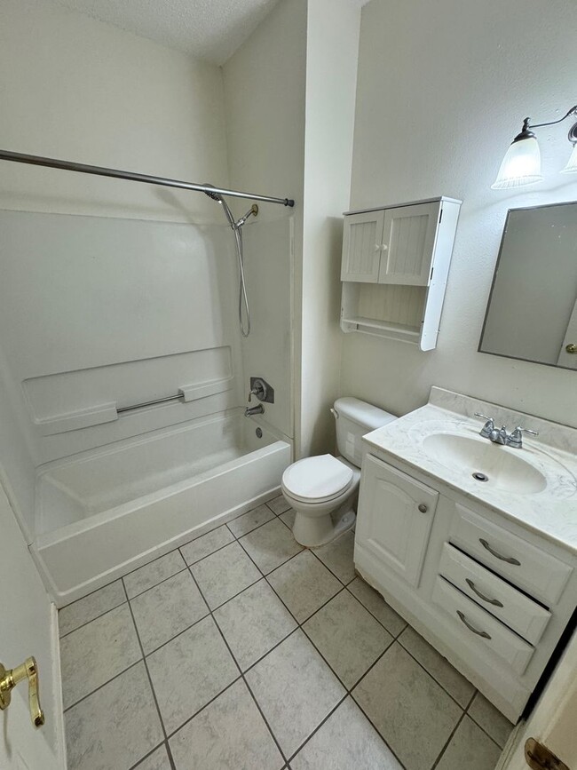 Building Photo - Ready For Move In - Nice 3/2 in West SA In...