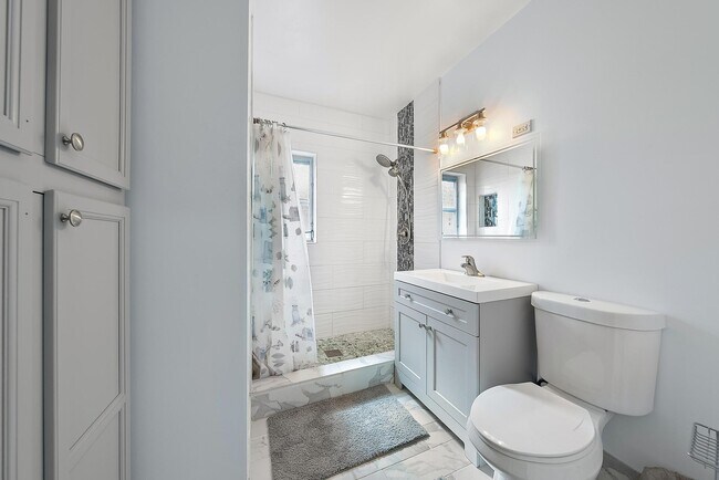 Building Photo - 135 E 28th St