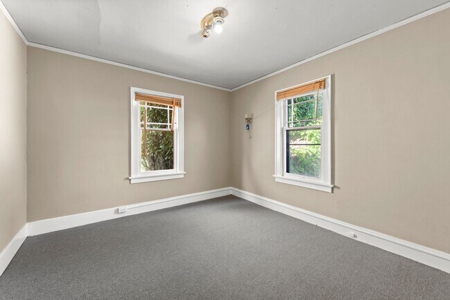 Building Photo - Private Room in Spacious 7-Bedroom, 3-Bath...