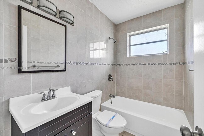 Building Photo - 1715 NE Miami Gardens Dr