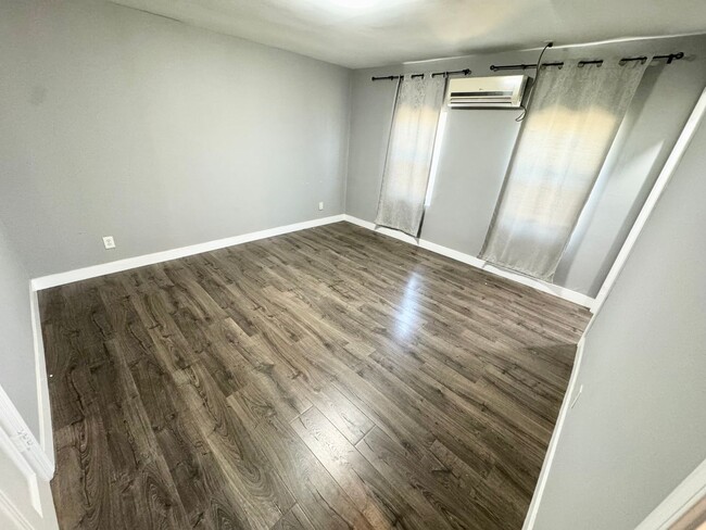 Building Photo - 2 bed 2 bath Single family home with a big...