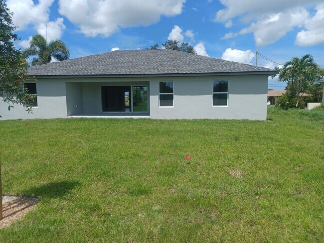 Building Photo - 417 SW 26th Ave