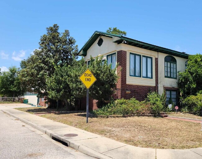 Building Photo - Historic home 2/1 for rent! Fully furnished