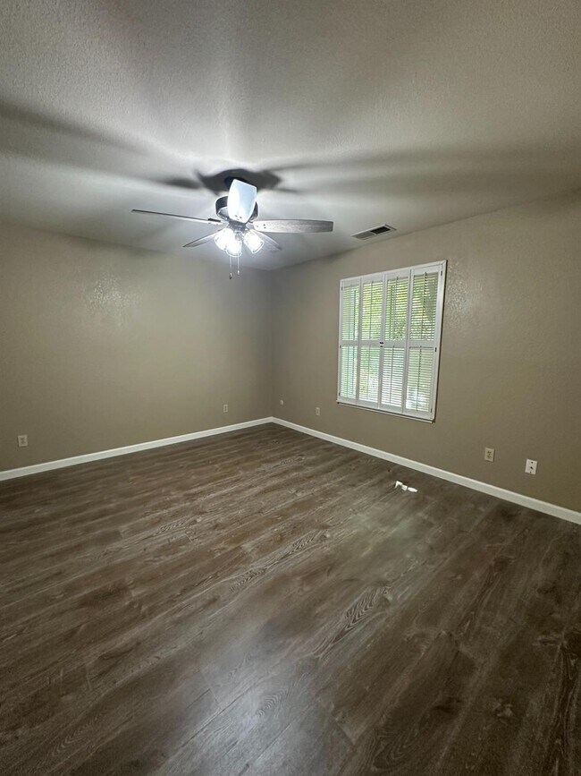 Building Photo - 5072 N Forkner Ave