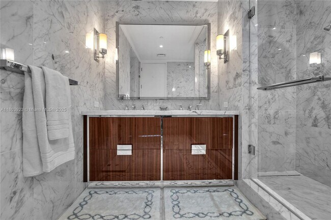 Building Photo - 15701 Collins Ave